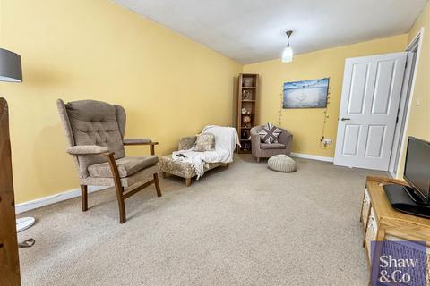 2 bedroom flat for sale, Staines Road, Hounslow TW4