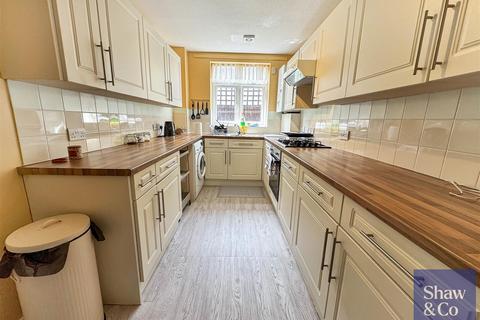 2 bedroom flat for sale, Staines Road, Hounslow TW4