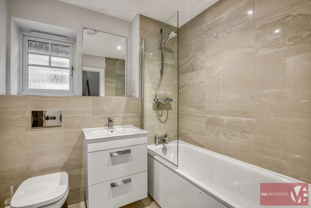 Family bathroom 1st floor