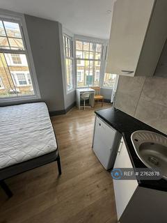 Studio to rent, Marcus Street, London, SW18