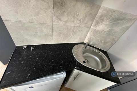 Studio to rent, Marcus Street, London, SW18