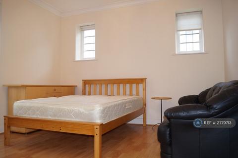 3 bedroom flat to rent, Golders Court, London, NW11