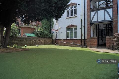 3 bedroom flat to rent, Golders Court, London, NW11
