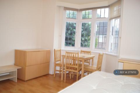 3 bedroom flat to rent, Golders Court, London, NW11