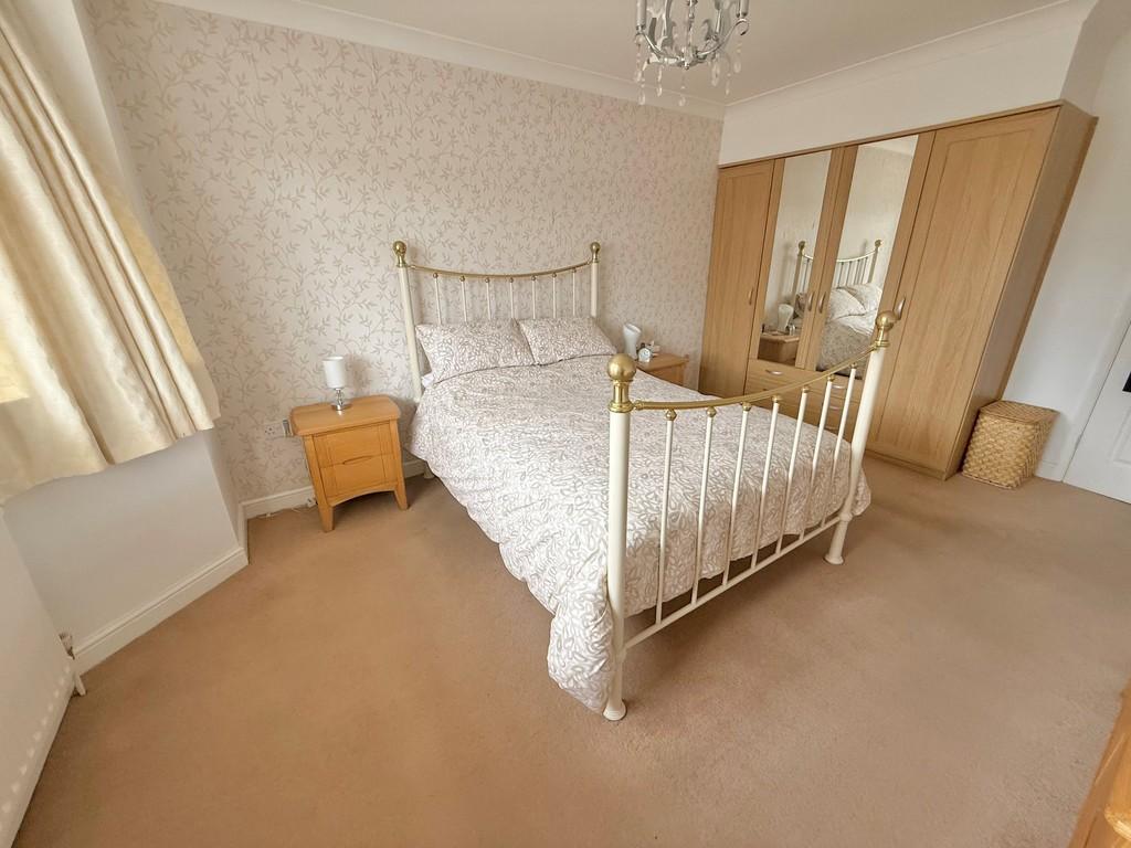 6 Fircroft Cres Bed1 2