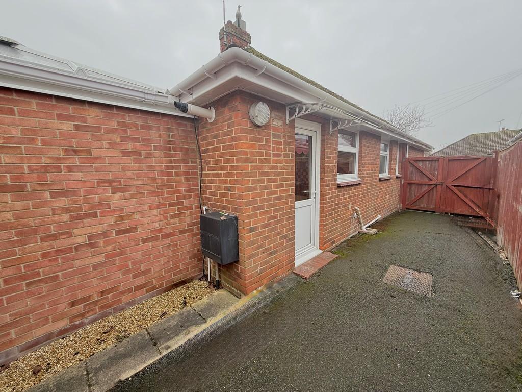 6 Fircroft Cres Side Drive