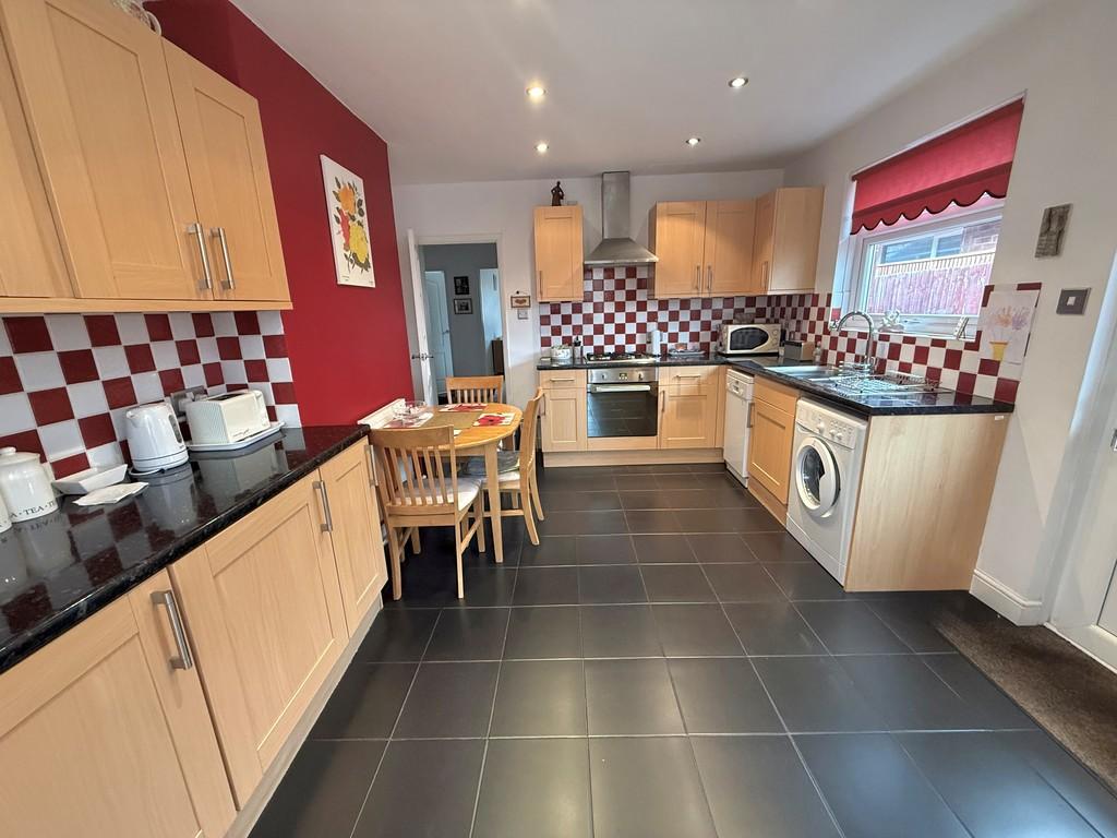 6 Fircroft Cres Kitchen1