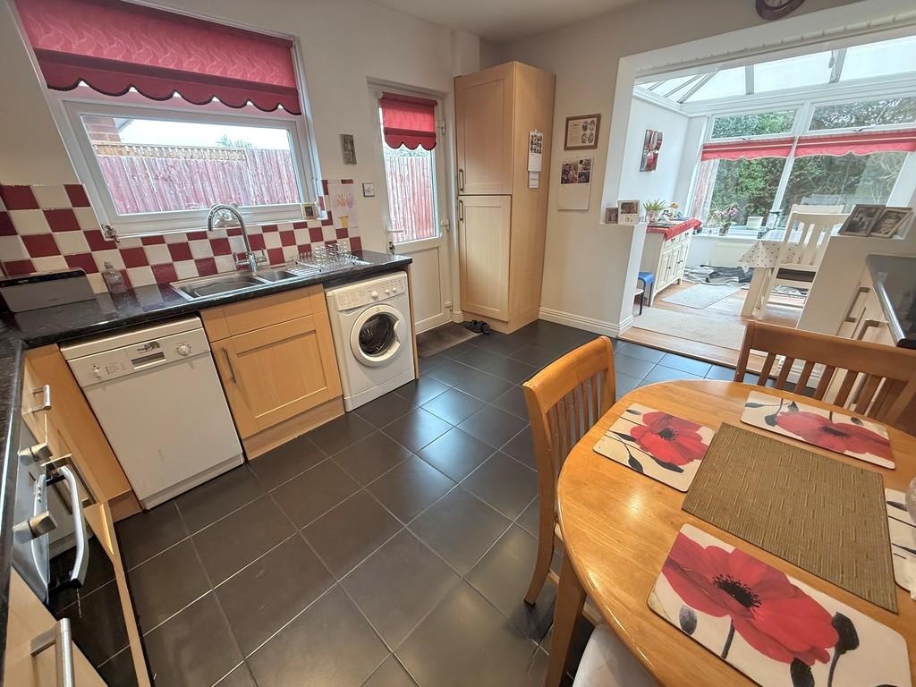 6 Fircroft Cres Kitchen2