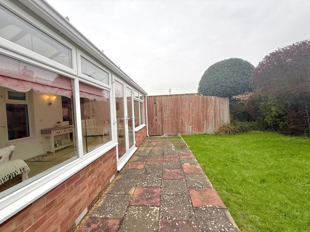 6 Fircroft Cres Patio and Garden