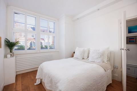 3 bedroom ground floor flat for sale, Aylmer Road W12