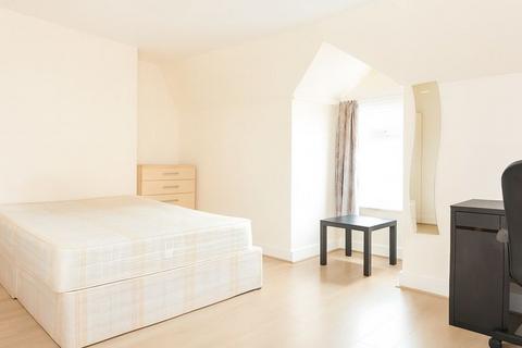 3 bedroom flat to rent, Three bedroom flat - Bounds Green N22 8YW