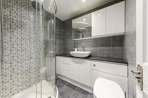 3 bedroom apartment for sale, Three double bedrooms Split level garden flat