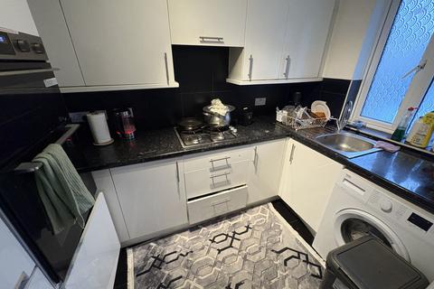 4 bedroom semi-detached house to rent, Chiltern Court, Widmore Road, Uxbridge