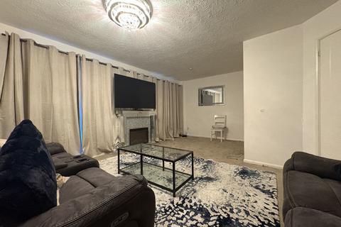 4 bedroom semi-detached house to rent, Chiltern Court, Widmore Road, Uxbridge