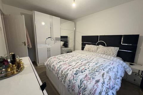 4 bedroom semi-detached house to rent, Chiltern Court, Widmore Road, Uxbridge