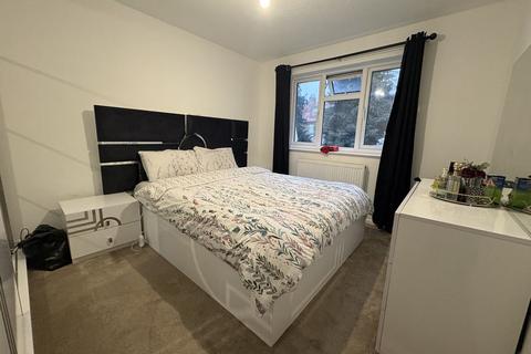 4 bedroom semi-detached house to rent, Chiltern Court, Widmore Road, Uxbridge