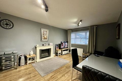 undefined, Campania Grove, Luton