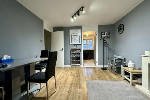 undefined, Campania Grove, Luton