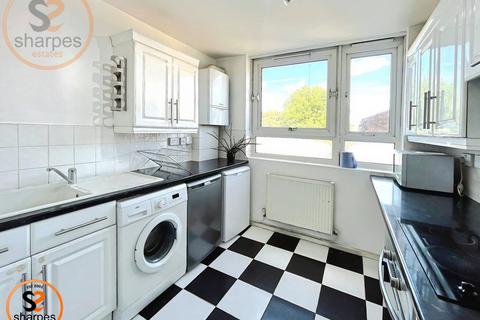 2 bedroom flat to rent, Hudson Court, London