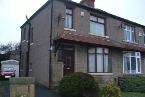 3 bed semi-detached house to rent Bolton Crescent
