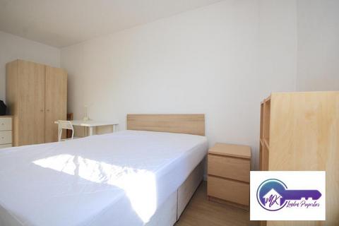 1 bedroom in a flat share to rent, London E14