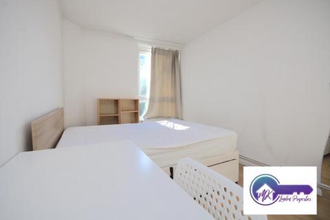 1 bedroom in a flat share to rent, London E14