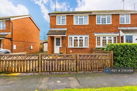 3 bedroom semi-detached house to rent, Badgers Way, Buckingham, MK18