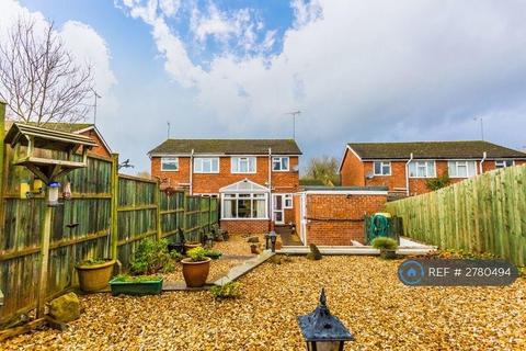 3 bedroom semi-detached house to rent, Badgers Way, Buckingham, MK18