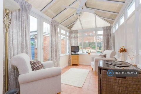 3 bedroom semi-detached house to rent, Badgers Way, Buckingham, MK18