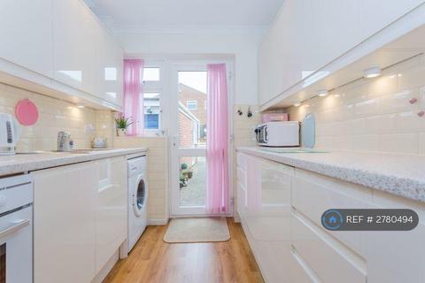 3 bedroom semi-detached house to rent, Badgers Way, Buckingham, MK18