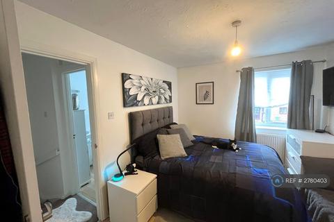 1 bedroom terraced house to rent, Oak Ridge, West End, Woking, GU24