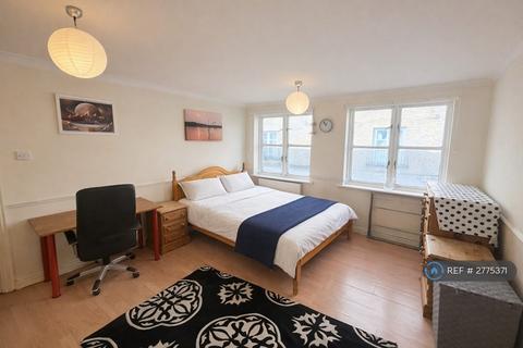 1 bedroom in a flat share to rent, Mile End Road, London, E1