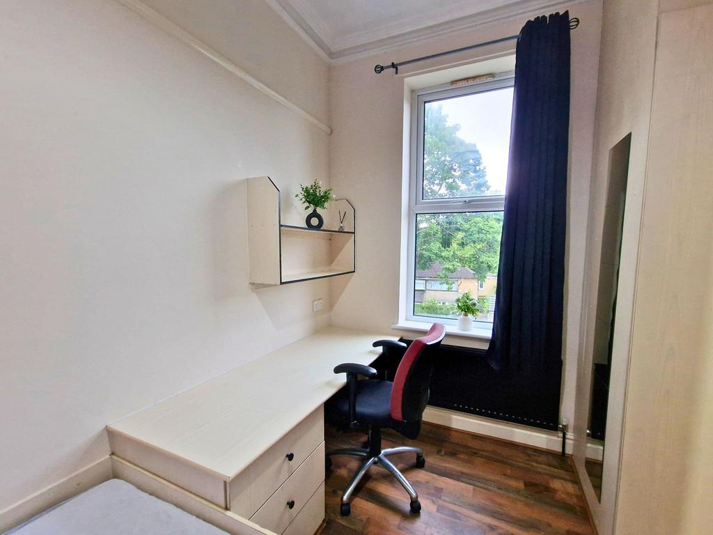 Bright, neatly presented single bedroom with a ...