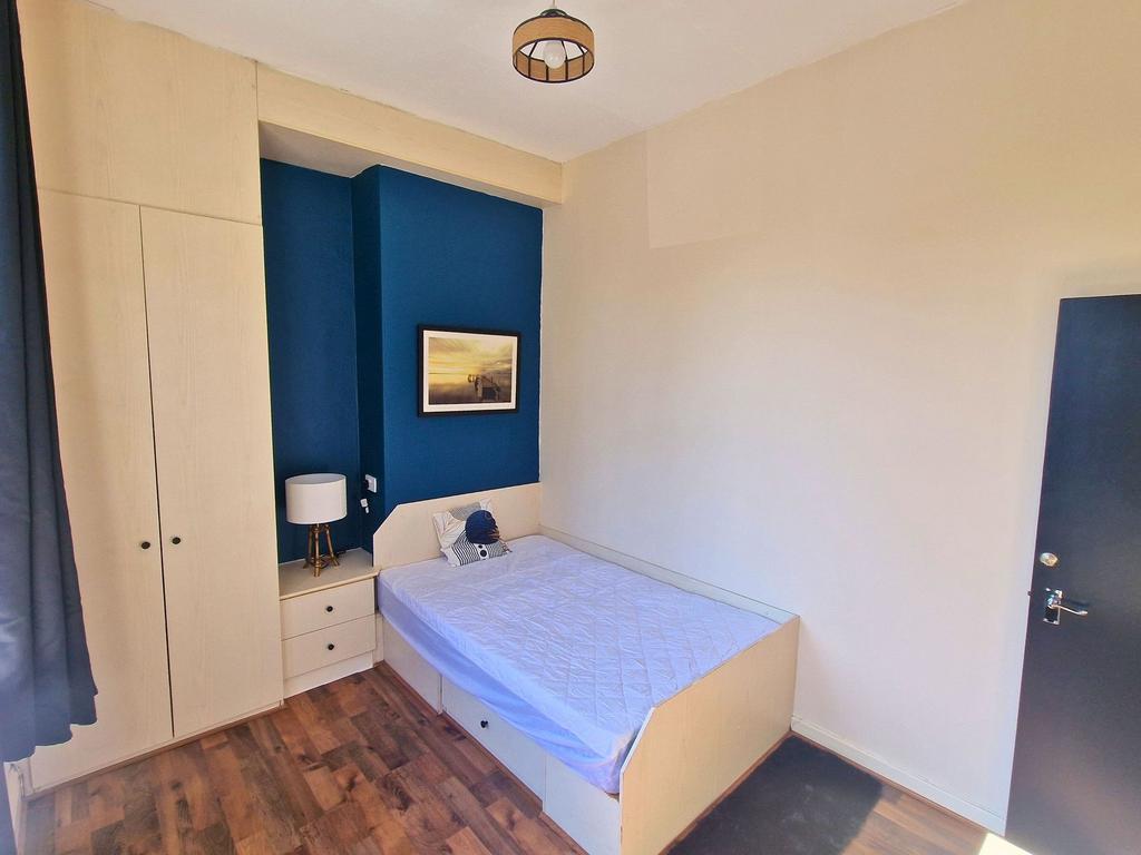 Bright, neatly presented single bedroom with bu...