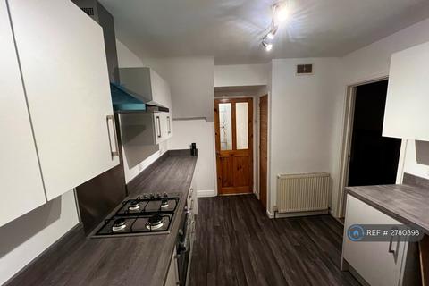3 bedroom terraced house to rent, Newtondale, Hull, HU7