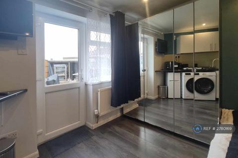 1 bedroom in a house share to rent, Willingsworth Road, Wednesbury, WS10