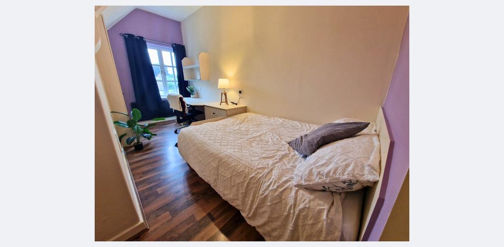 Bright, well-presented double bedroom with wood...