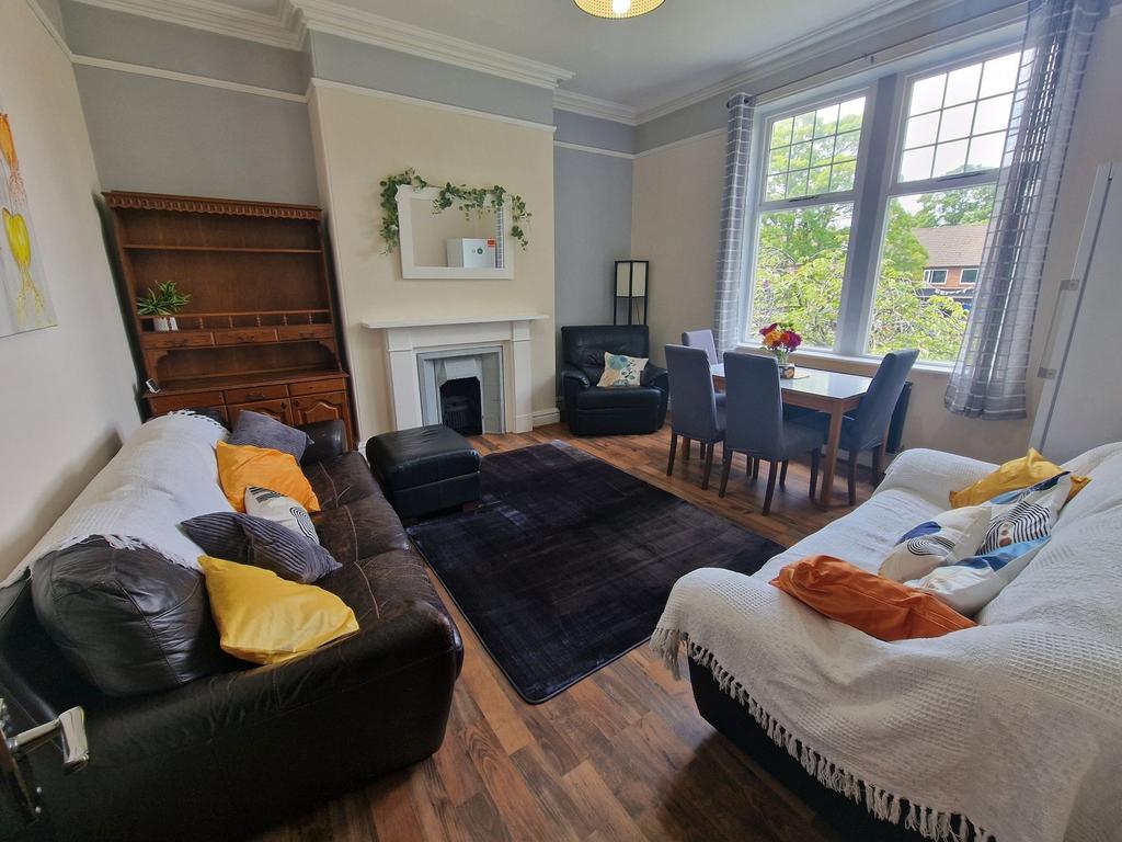 Bright, well-presented living room with large s...