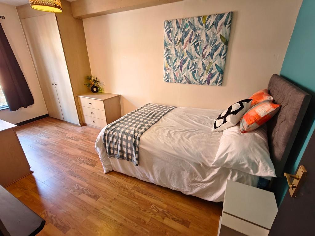 Bright, well-presented double bedroom with wood...