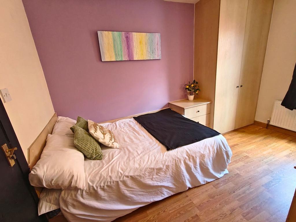 Bright, tidy bedroom with a comfortable double ...