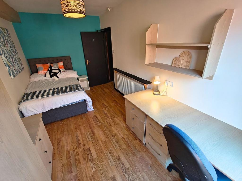 Bright, tidy single bedroom with a comfortable ...