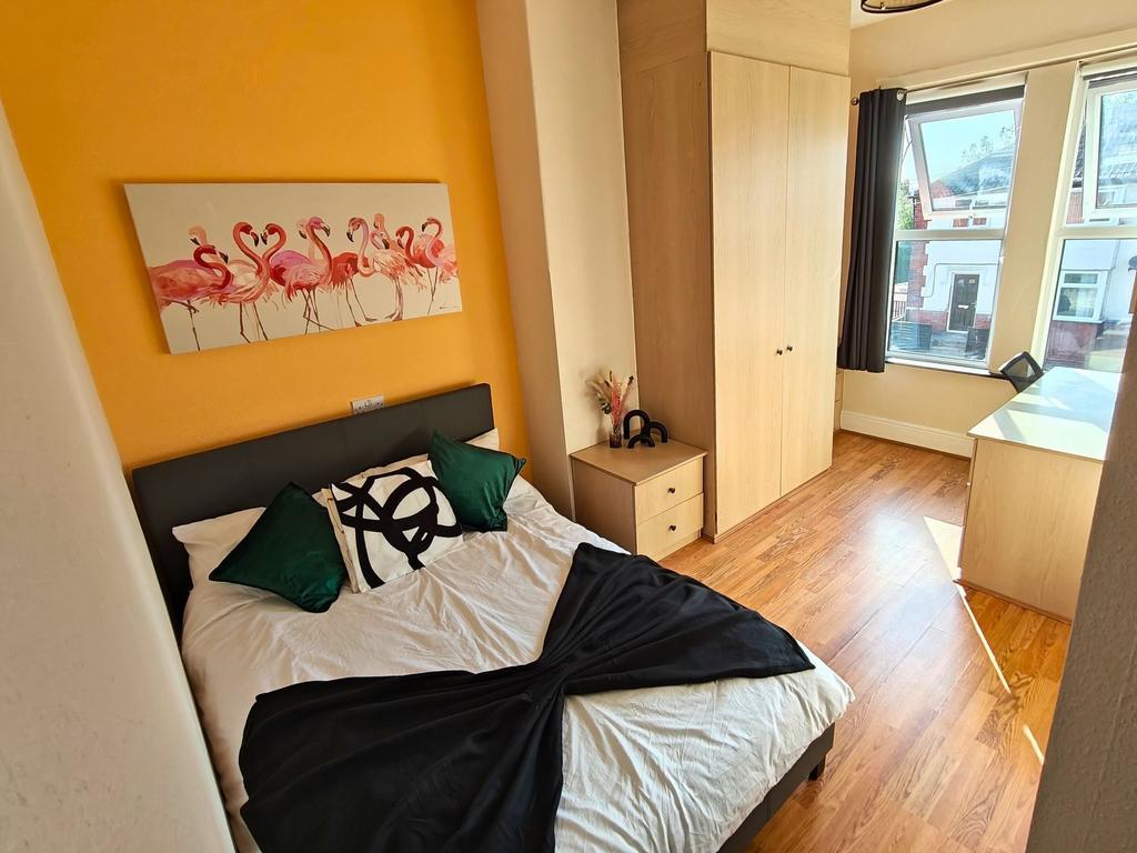 Bright, neatly presented double bedroom with a ...