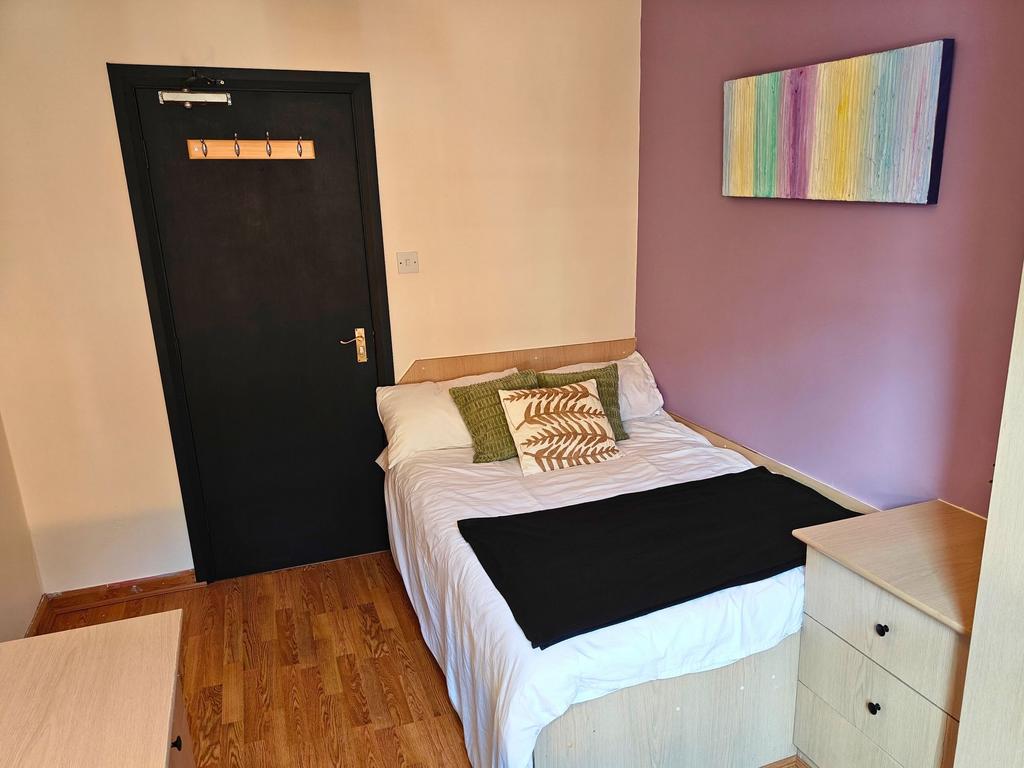 Cozy furnished single bedroom with a double bed...