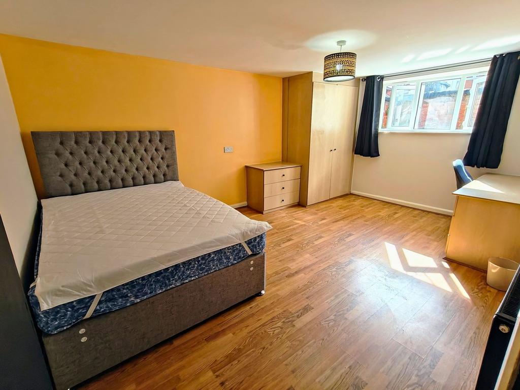 Bright, well-presented double bedroom with a la...