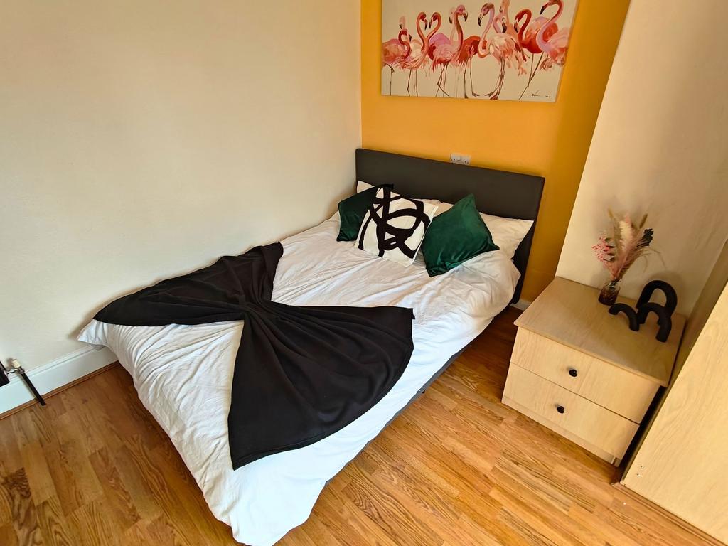 Bright, neatly presented double bedroom with a ...