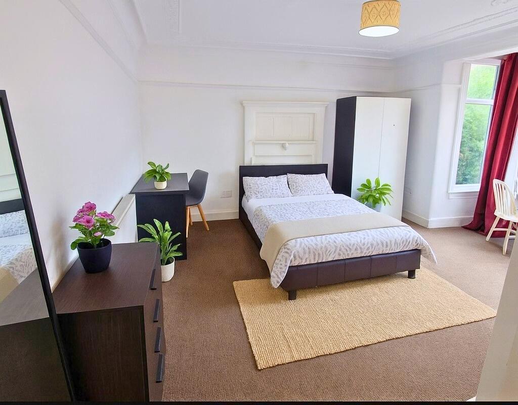 Bright, well-presented double bedroom with a co...