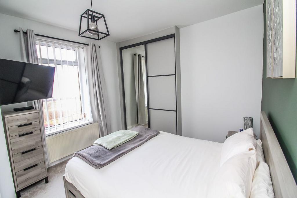 Bedroom One Pic 2.