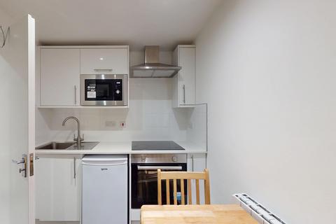 Studio to rent, Blenheim Gardens