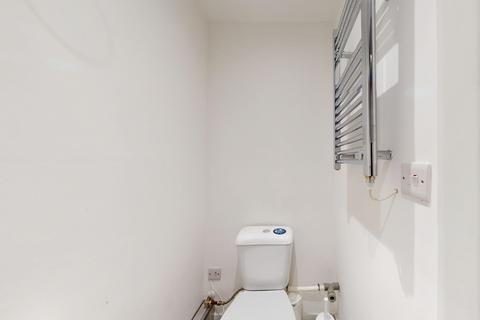 Studio to rent, Blenheim Gardens