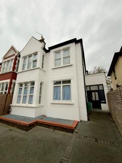 Studio to rent, Blenheim Gardens